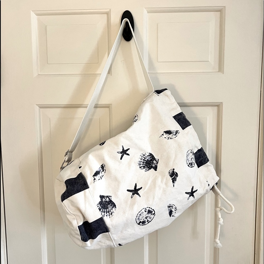 One strap canvas beach/pool bag white w/ navy pictures of shells